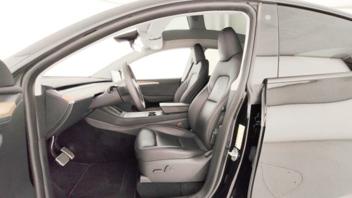 Tesla Model Y Long Range awd (13)