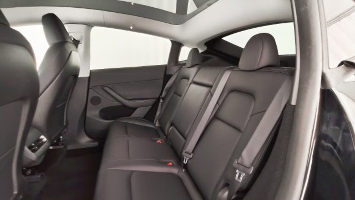 Tesla Model Y Long Range awd (14)