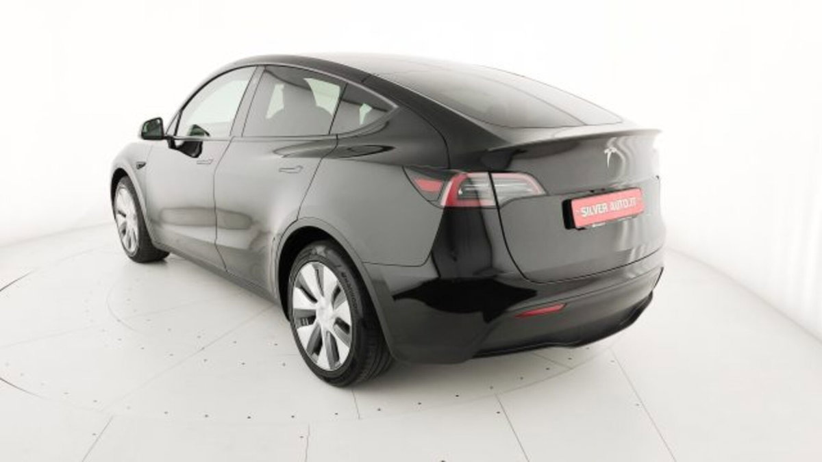 Tesla Model Y Long Range awd (5)