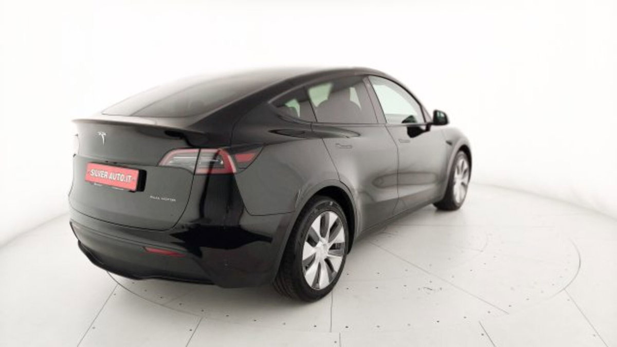 Tesla Model Y Long Range awd (7)