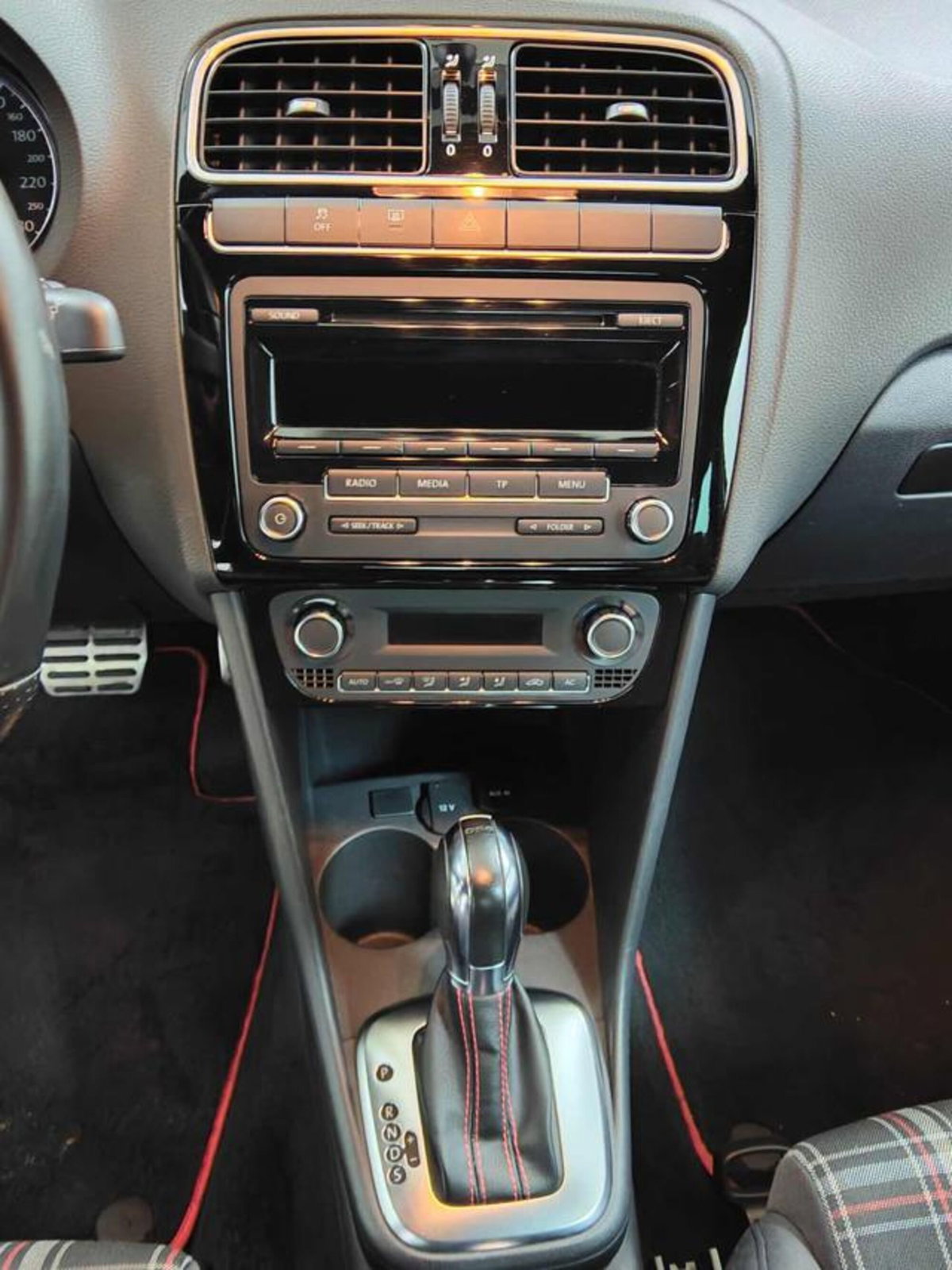 Volkswagen Polo 1.4 TSI DSG 3 porte GTI (5)