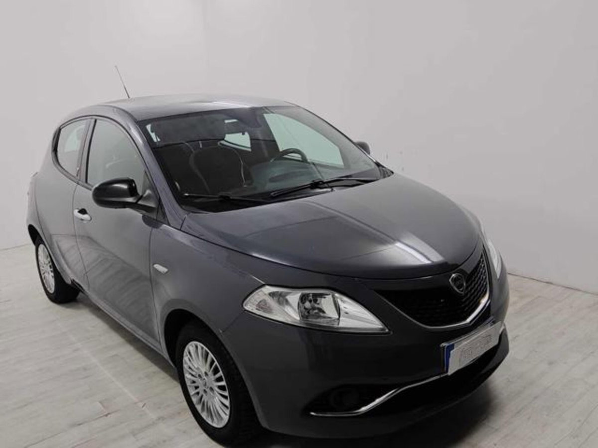 Lancia Ypsilon 1.2 69 CV 5 porte Gold (2)