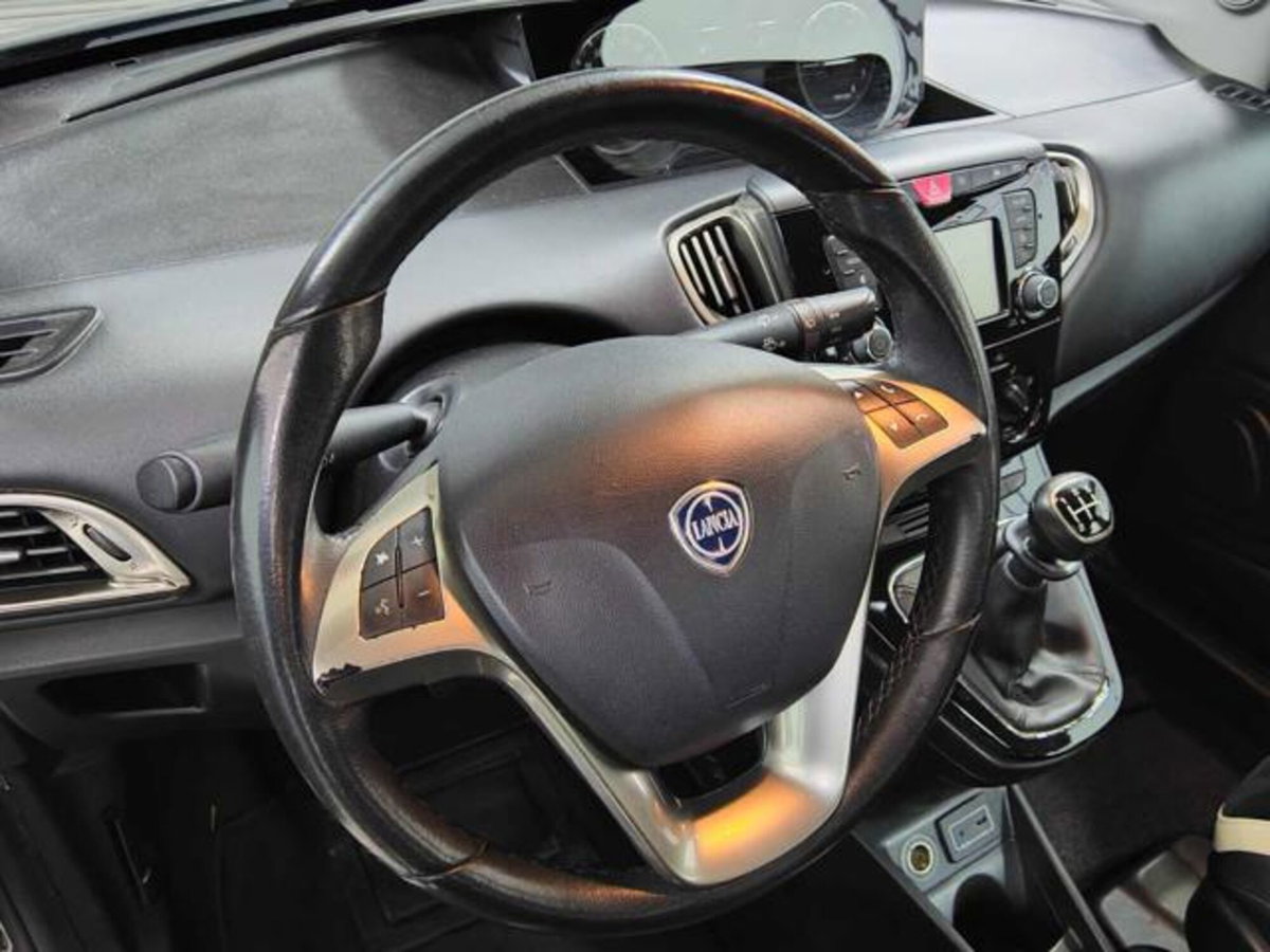 Lancia Ypsilon 1.2 69 CV 5 porte Gold (5)