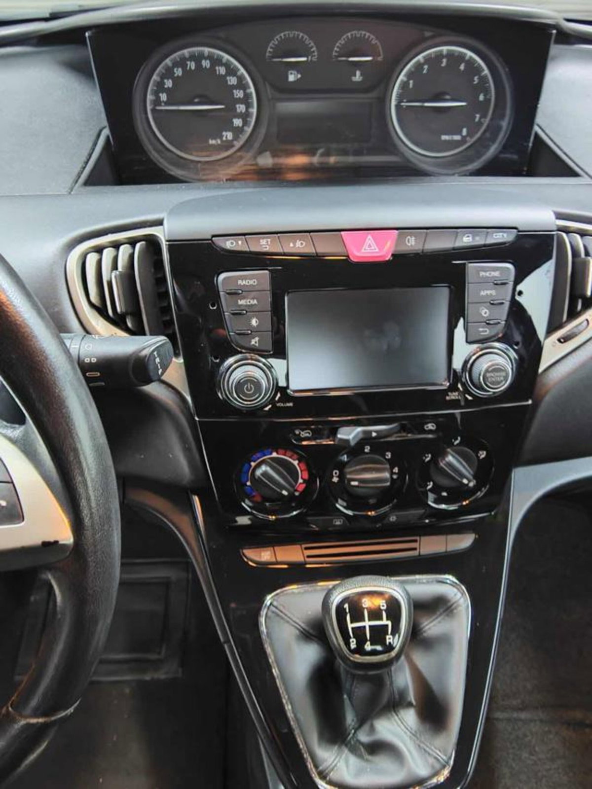 Lancia Ypsilon 1.2 69 CV 5 porte Gold (6)