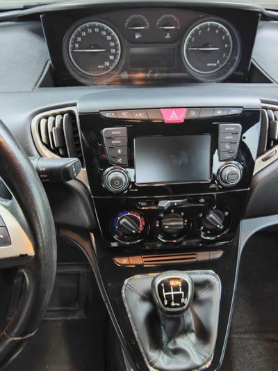 Lancia Ypsilon 1.2 69 CV 5 porte Gold (6)