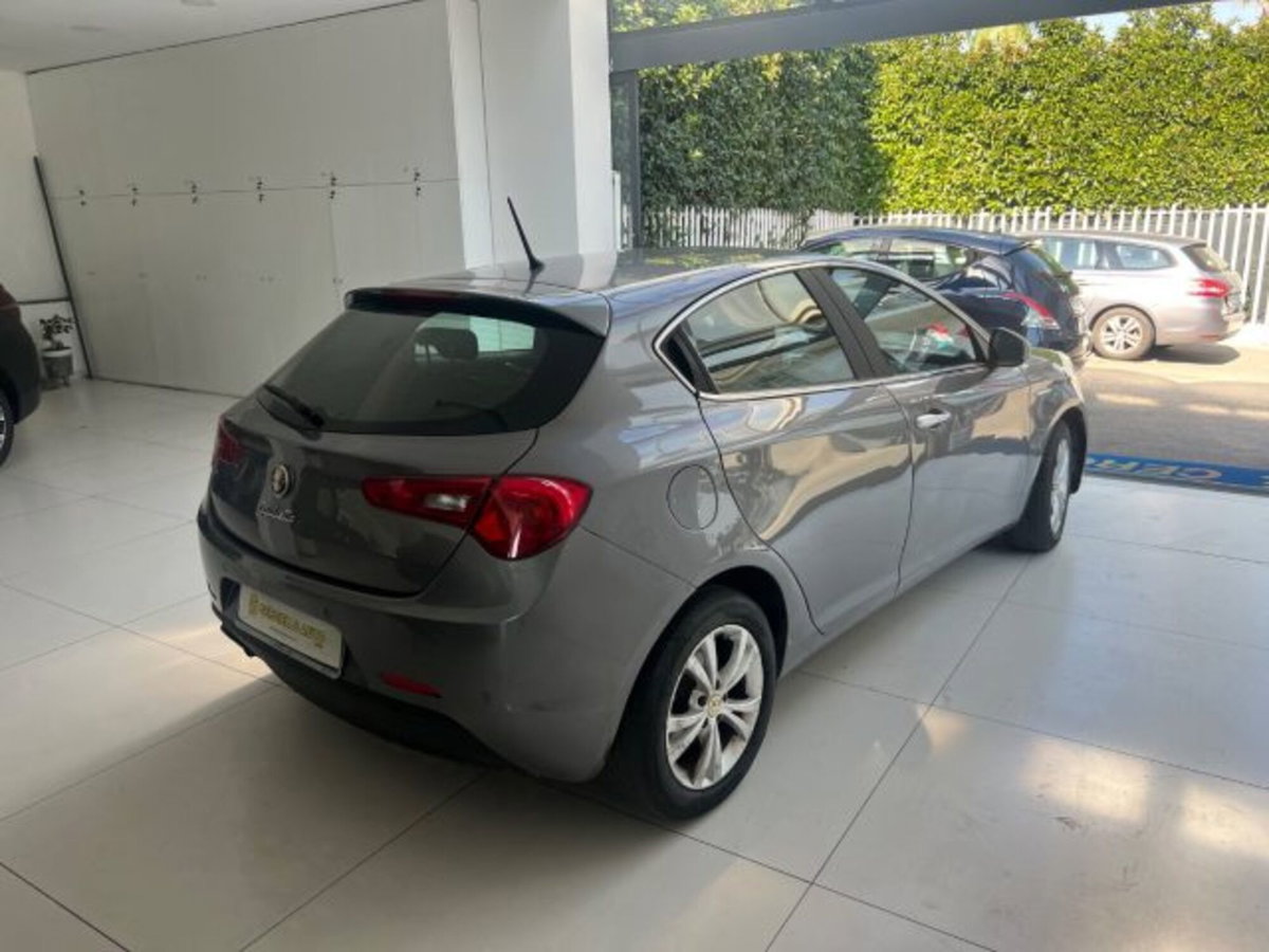Alfa Romeo Giulietta 1.6 JTDm-2 Distinctive (17)