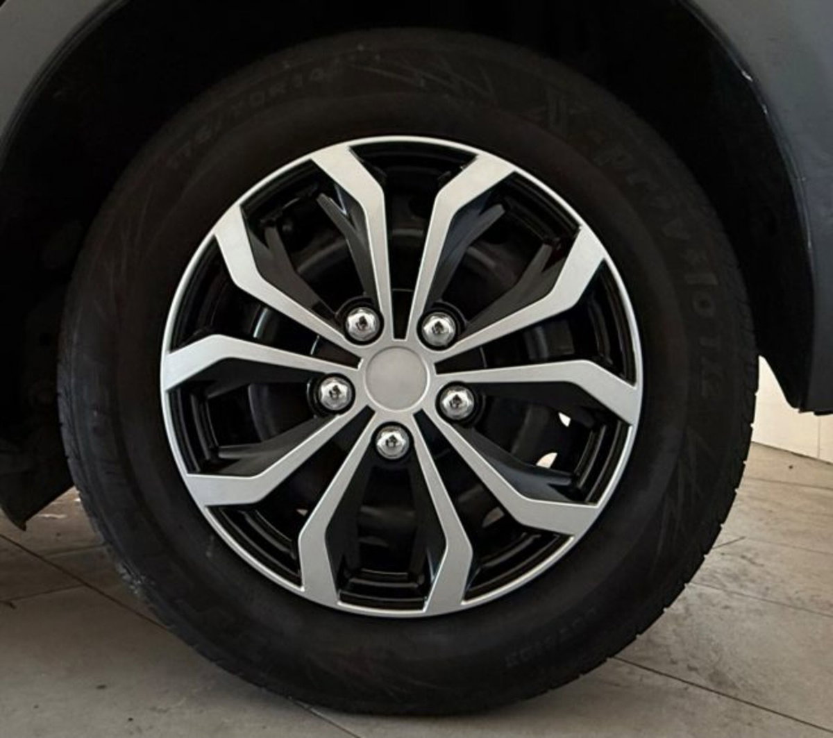 Toyota Yaris 1.0 5 porte Lounge (8)