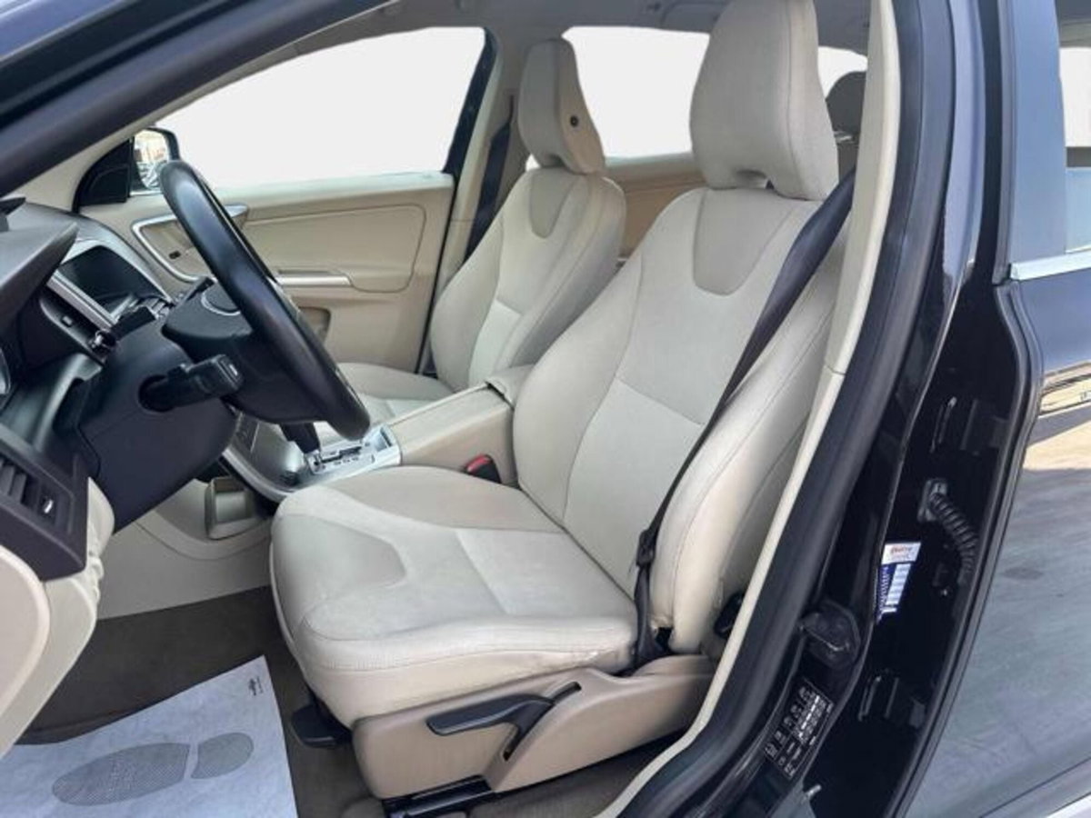 Volvo XC60 D5 AWD Geartronic Summum (12)