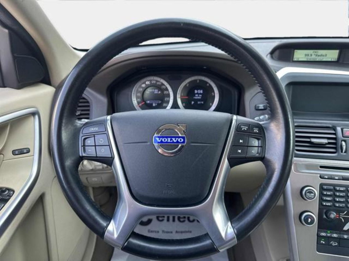 Volvo XC60 D5 AWD Geartronic Summum (8)