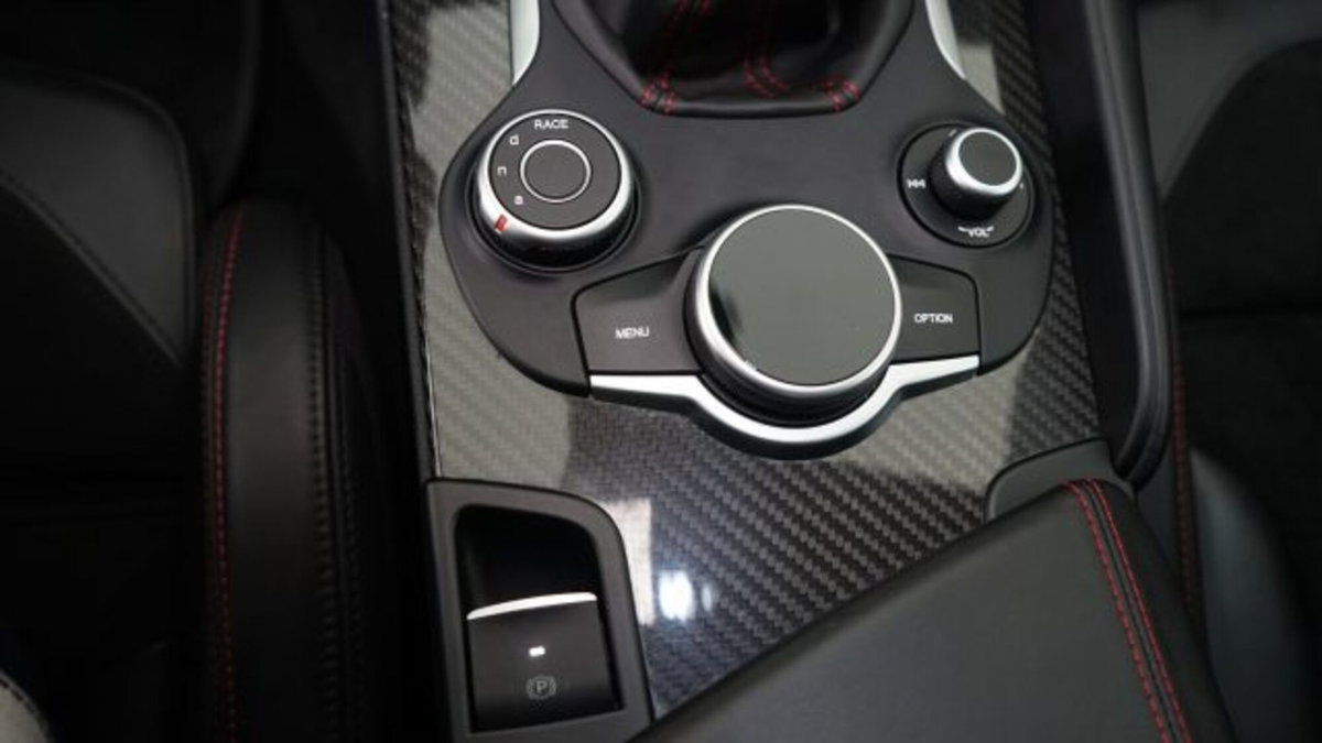 Alfa Romeo Giulia 2.9 T V6 Quadrifoglio (11)