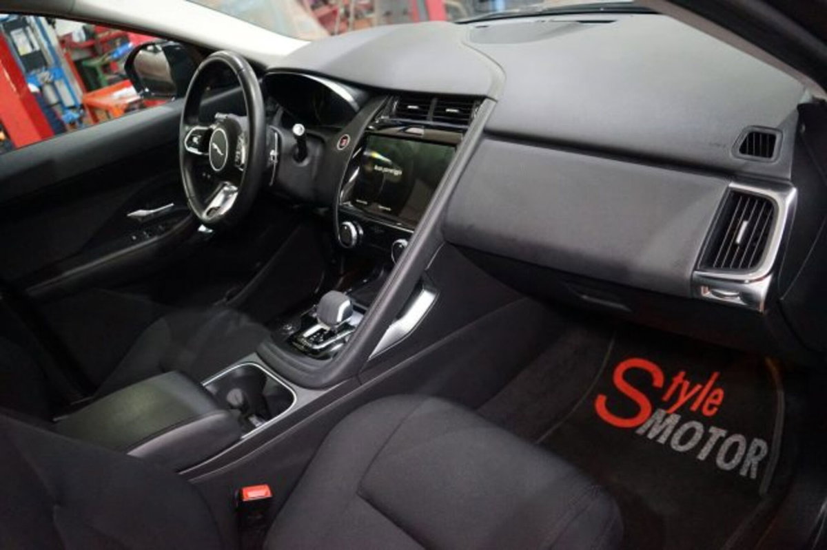 Jaguar E-Pace 2.0D I4 163 CV AWD Auto (12)