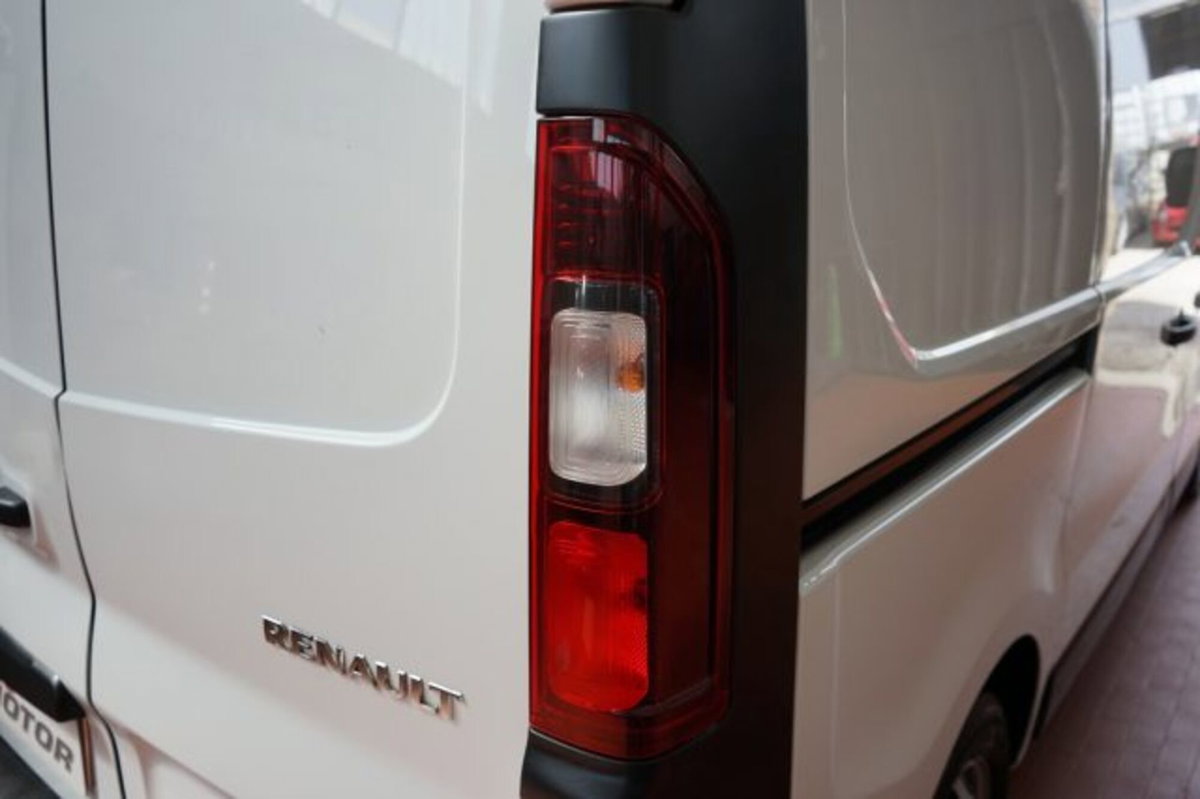 Renault Trafic Furgone van T27 2.0 blue dci 110cv L1H1 (17)