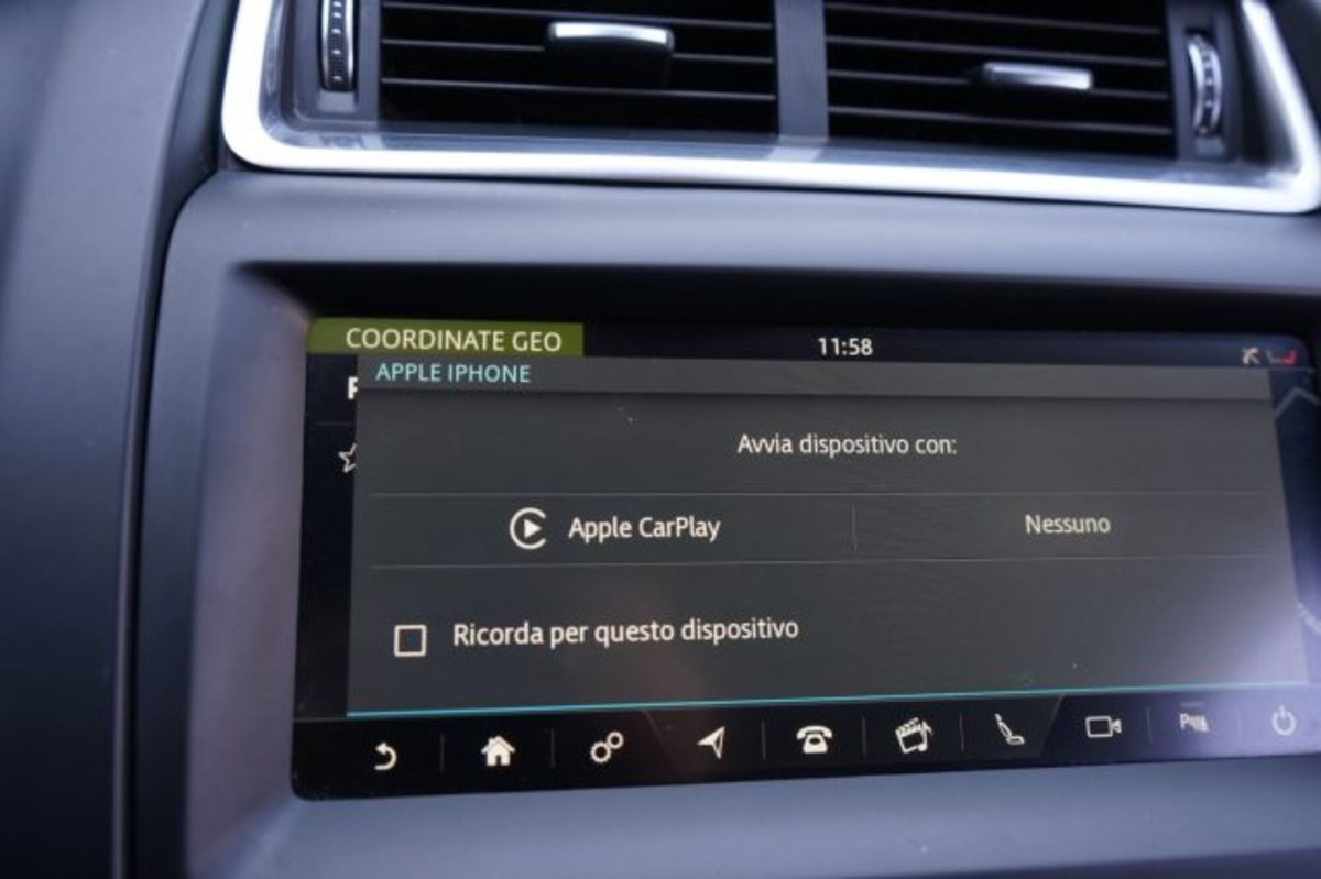 Jaguar E-Pace 2.0D 150 CV AWD aut. (14)
