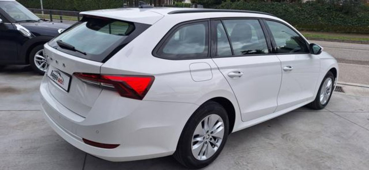 Skoda Octavia Station Wagon 2.0 TDI EVO SCR DSG Wagon Executive (10)