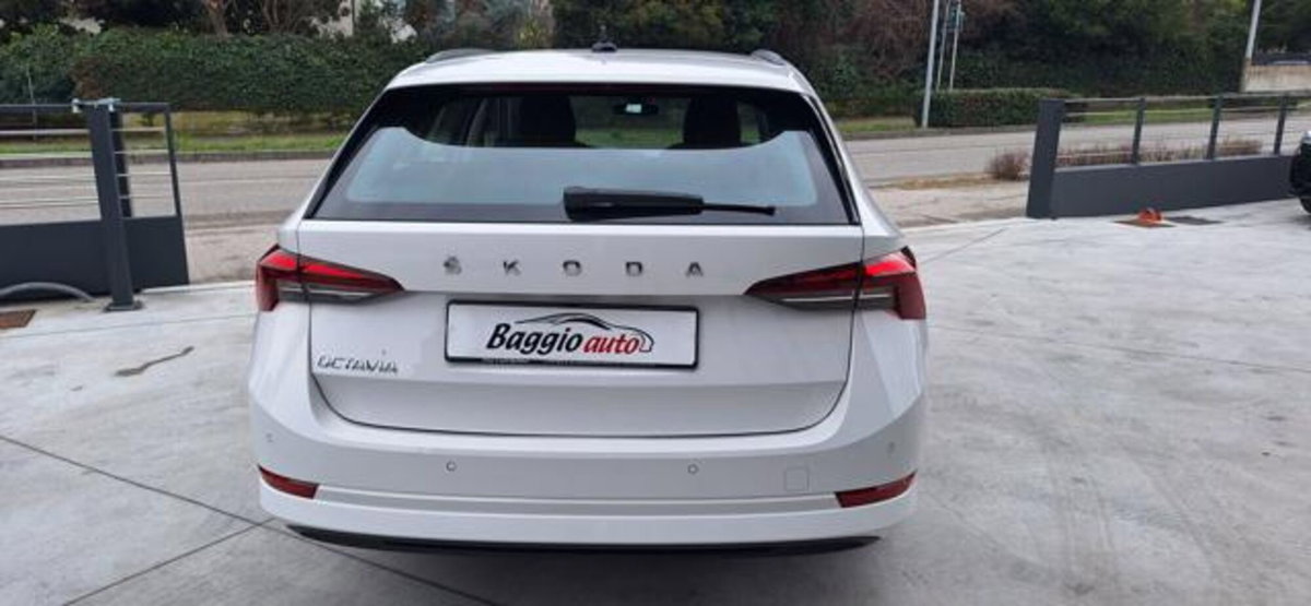 Skoda Octavia Station Wagon 2.0 TDI EVO SCR DSG Wagon Executive (13)