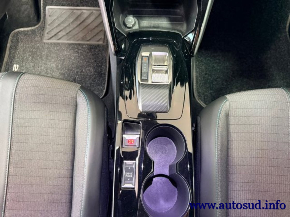 Peugeot 2008 BlueHDi 130 S&S EAT8 Allure Pack (18)