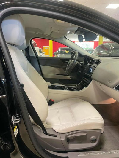 Jaguar XE 2.0 D 180 CV aut. Pure (10)