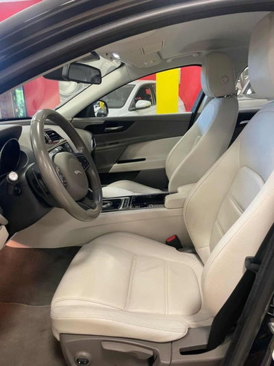 Jaguar XE 2.0 D 180 CV aut. Pure (6)