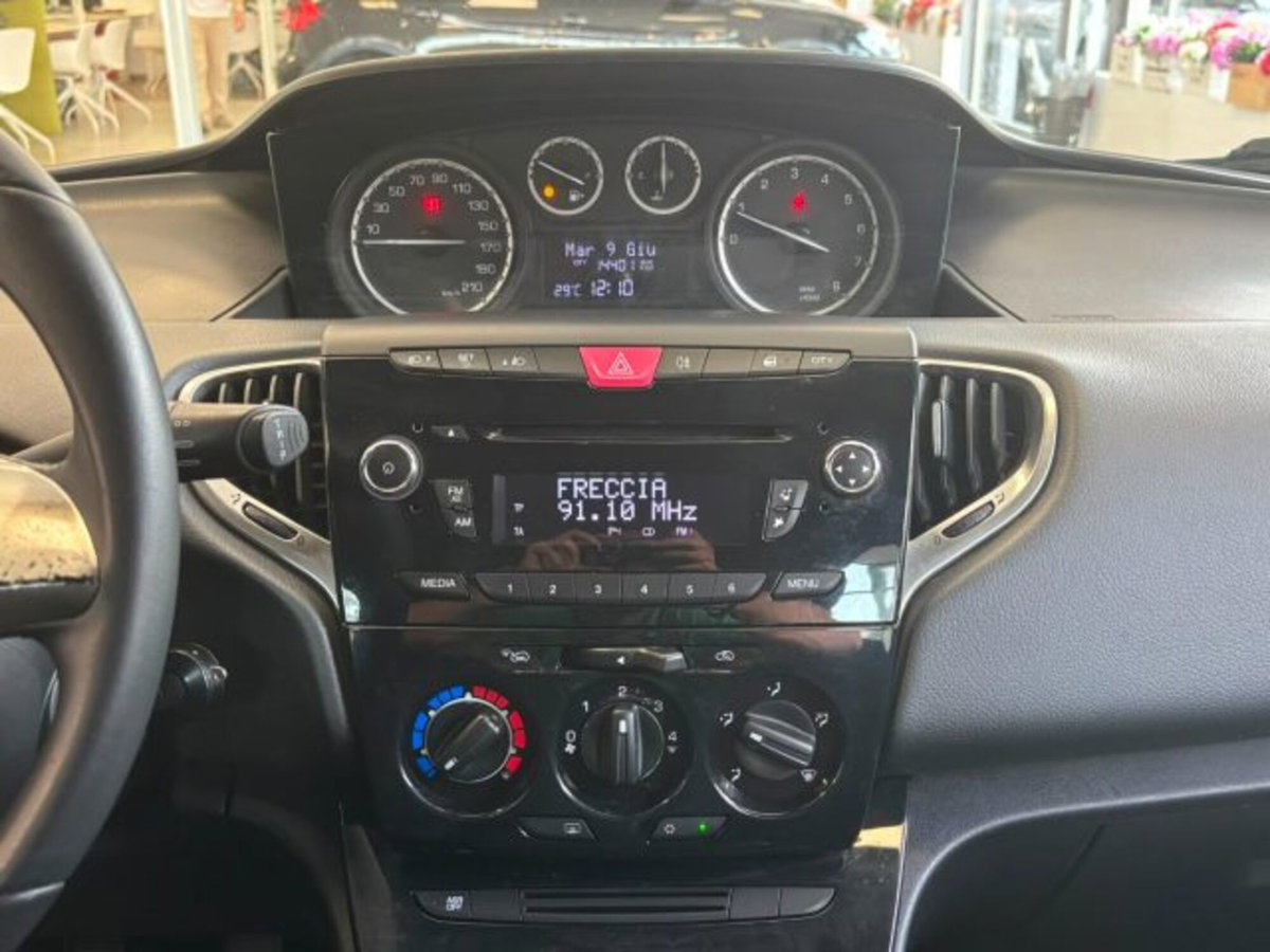 Lancia Ypsilon 1.2 69 CV 5 porte Silver (12)