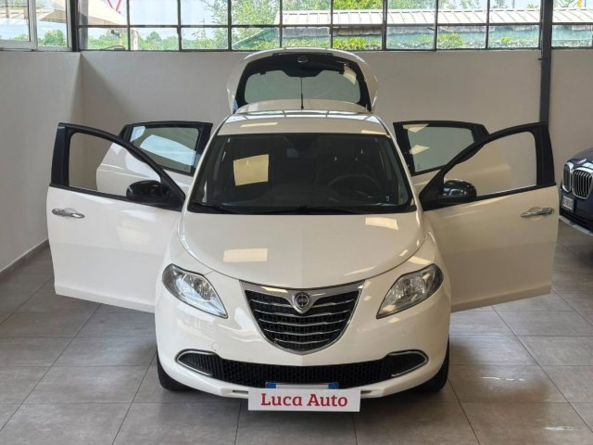 Lancia Ypsilon 1.2 69 CV 5 porte Silver (2)