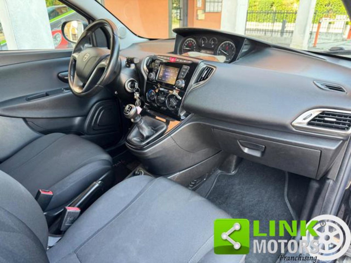 Lancia Ypsilon 1.2 69 CV 5 porte GPL Ecochic Black and Noir (11)
