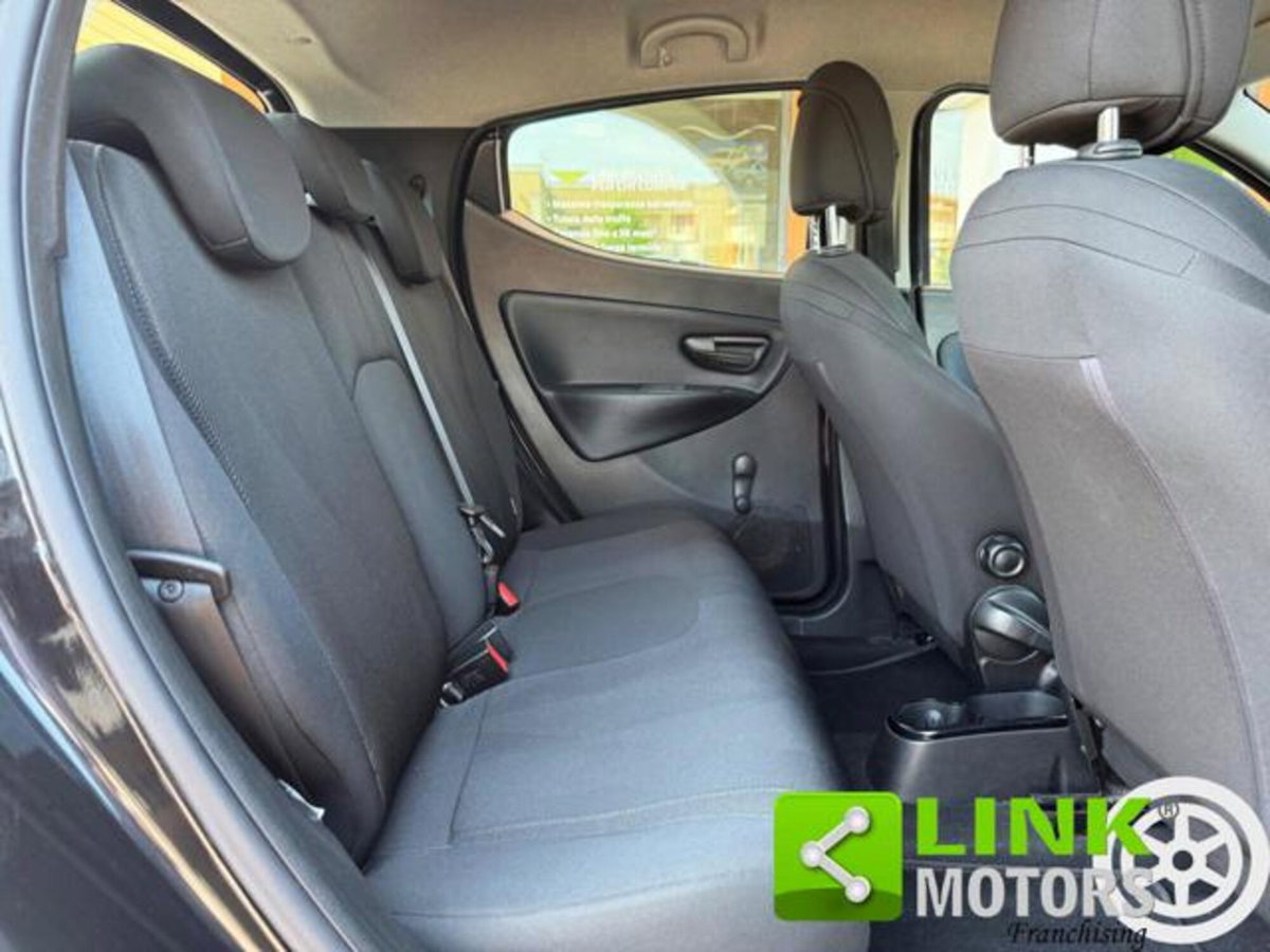 Lancia Ypsilon 1.2 69 CV 5 porte GPL Ecochic Black and Noir (14)