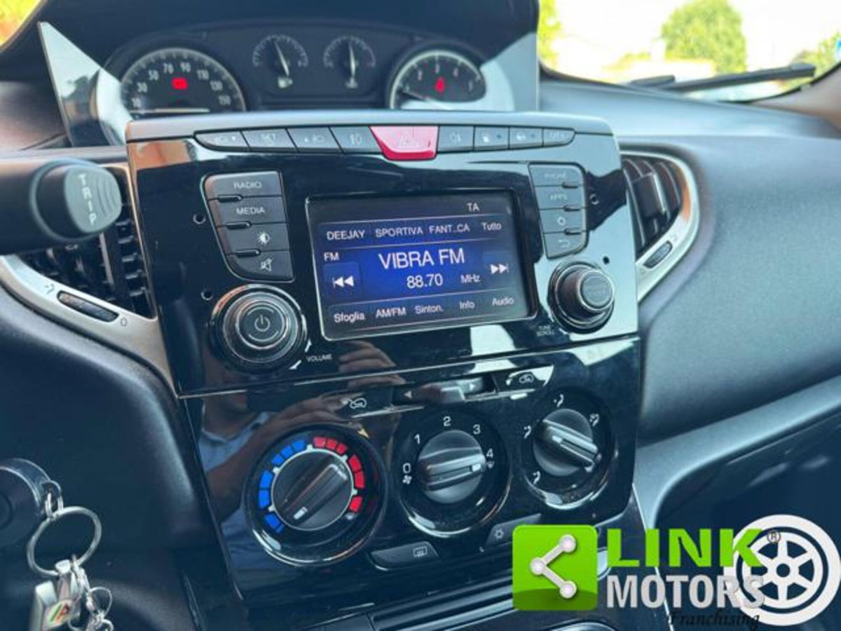 Lancia Ypsilon 1.2 69 CV 5 porte GPL Ecochic Black and Noir (17)