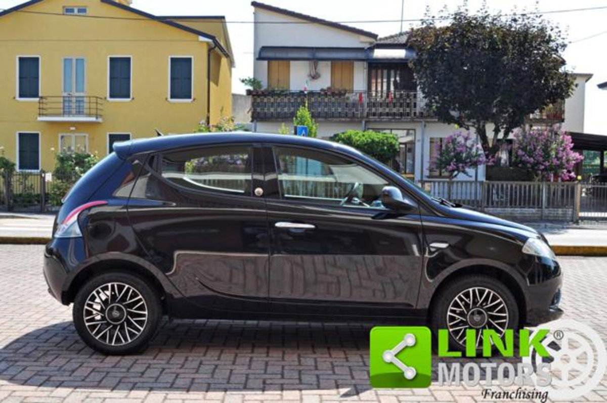Lancia Ypsilon 1.2 69 CV 5 porte GPL Ecochic Black and Noir (6)