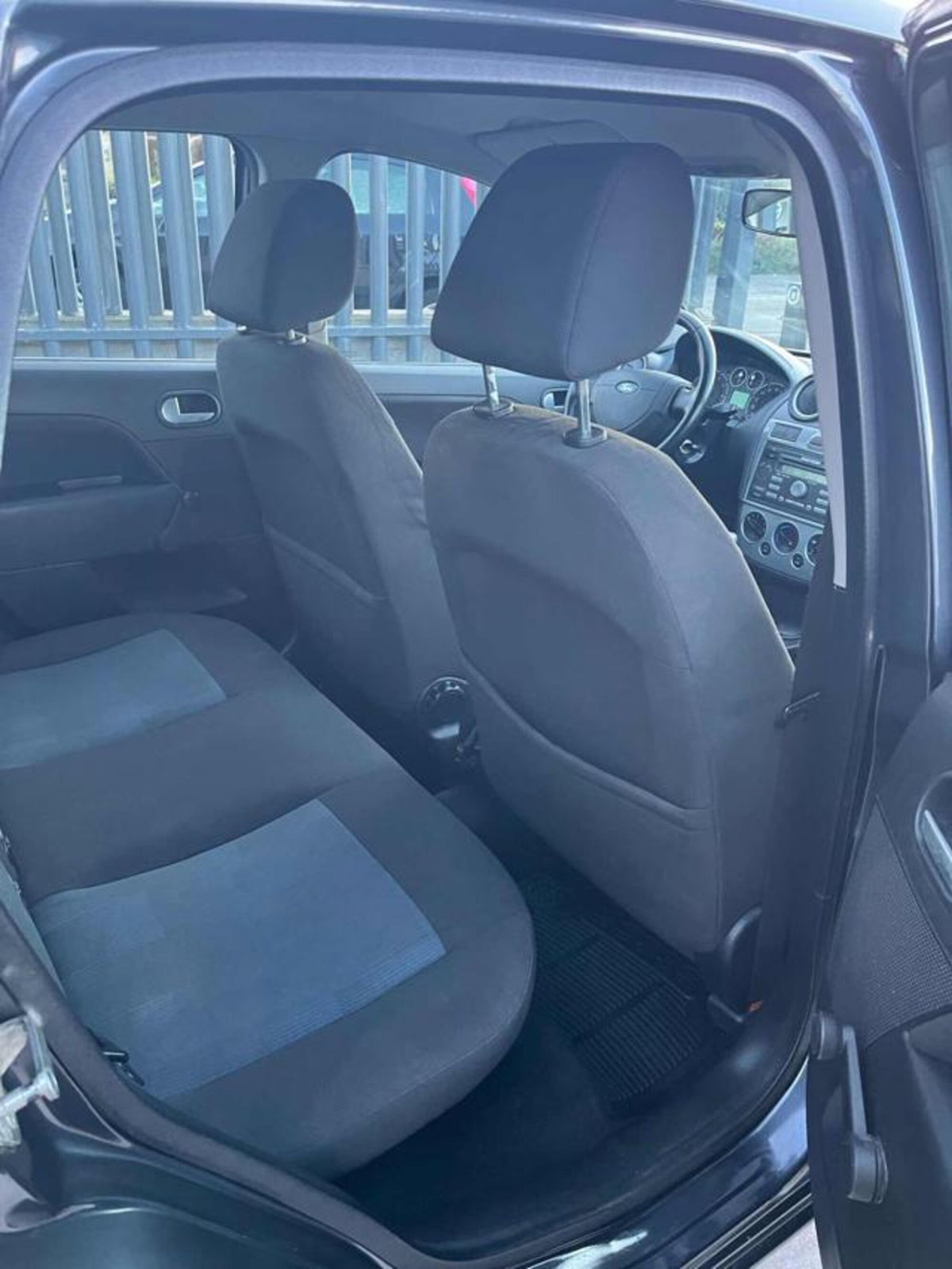 Ford Fiesta 1.2 16V 5p. Ambiente (4)