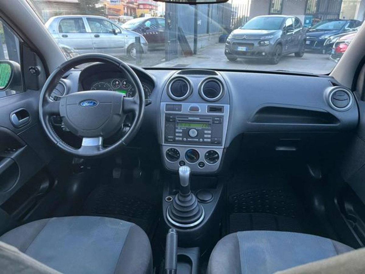 Ford Fiesta 1.2 16V 5p. Ambiente (8)