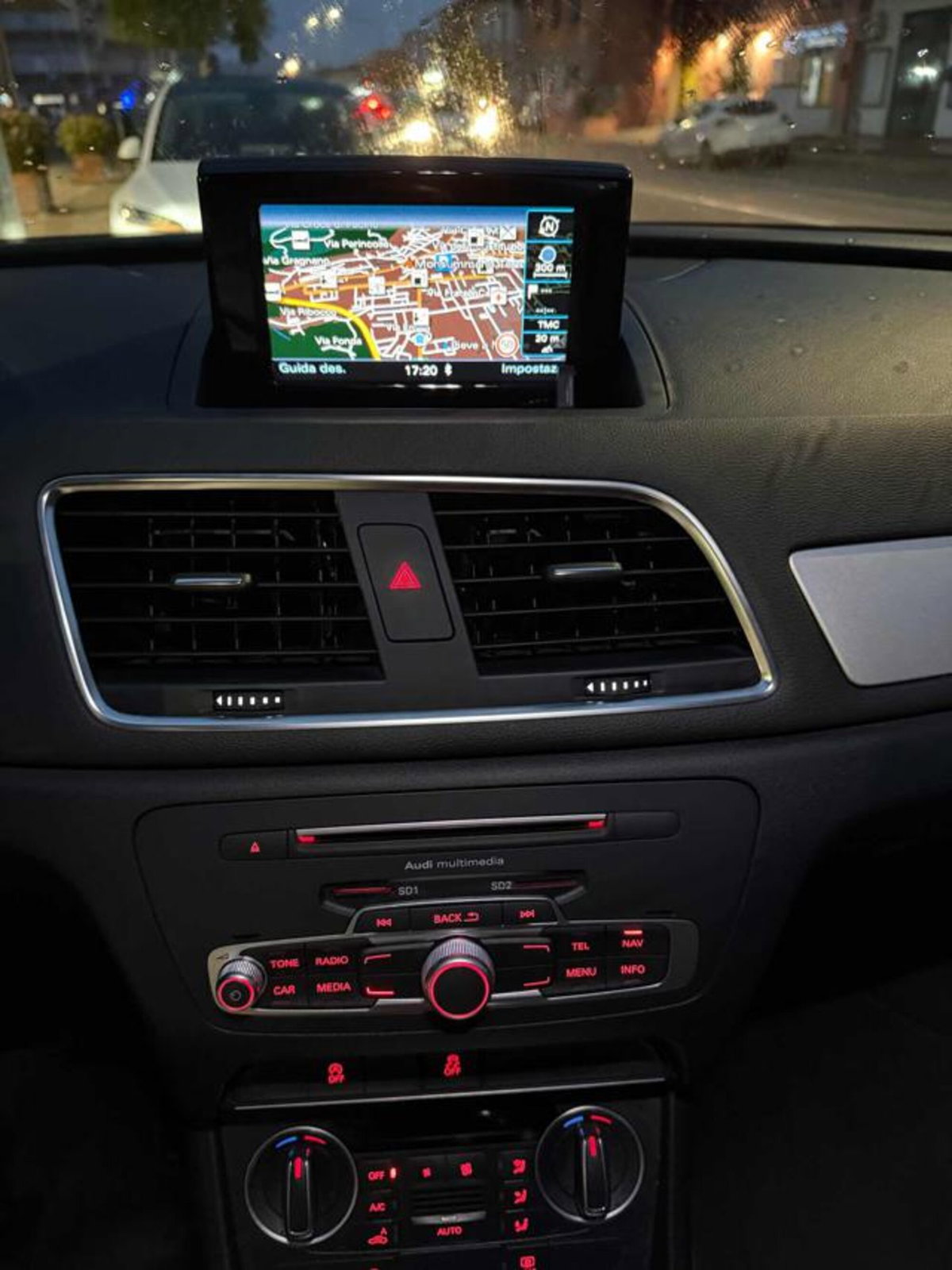 Audi Q3 2.0 TDI 120 CV Business (9)