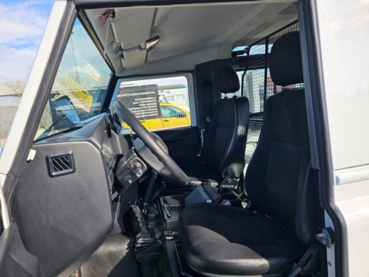 Land Rover Defender 90 2.2 TD4 Station Wagon N1 (12)