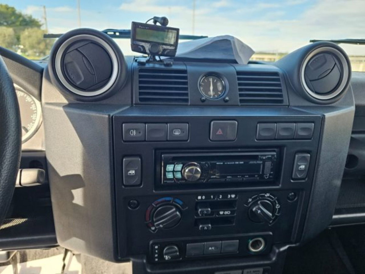 Land Rover Defender 90 2.2 TD4 Station Wagon N1 (14)