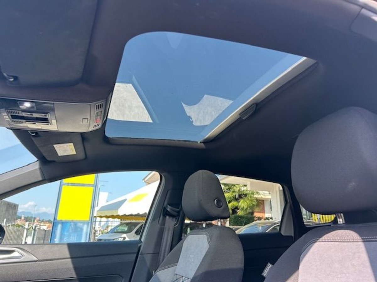 Volkswagen Taigo 1.0 TSI 110 CV R-Line (12)
