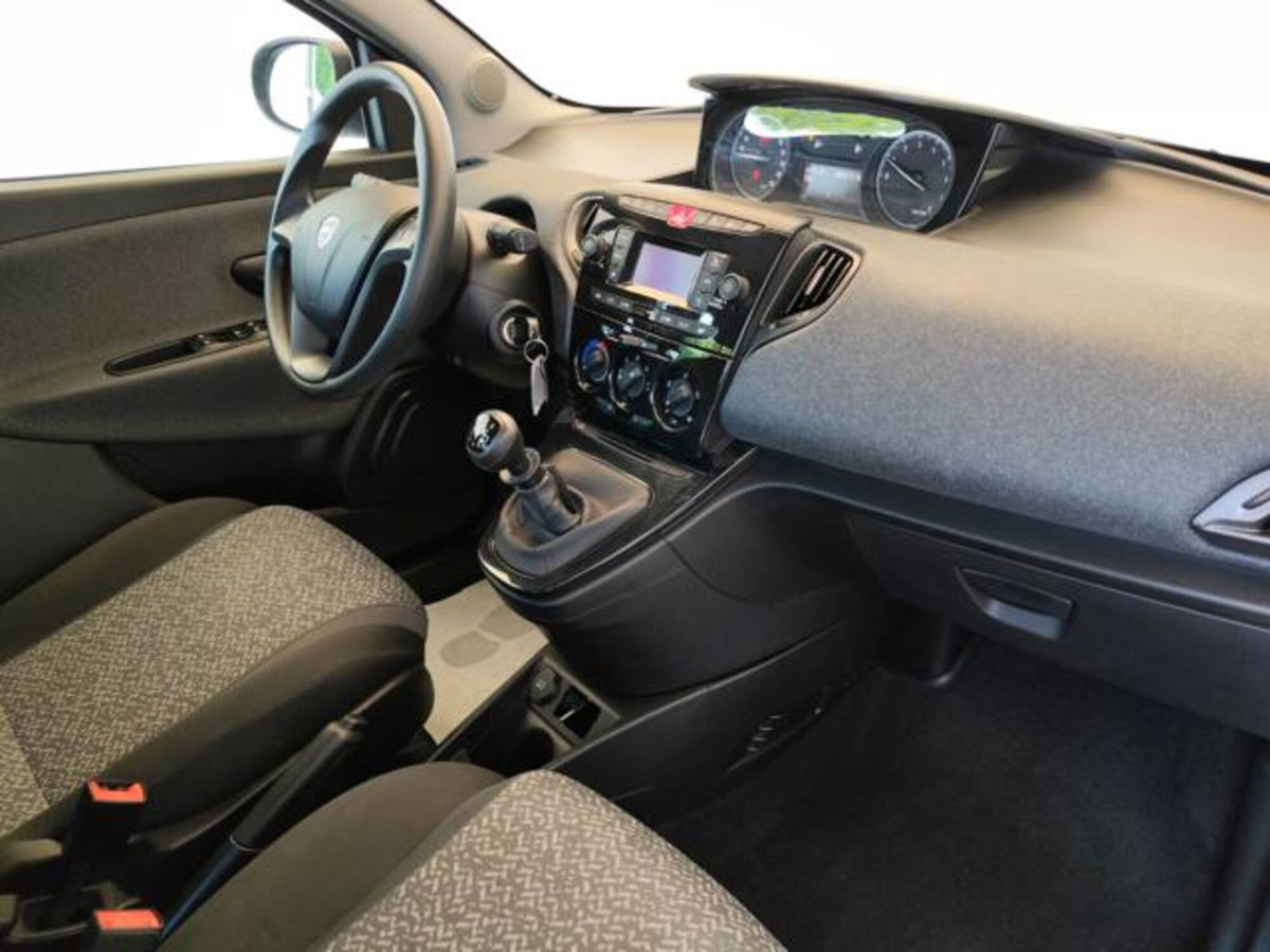Lancia Ypsilon 1.0 FireFly 5 porte S&S Hybrid Silver Plus (9)