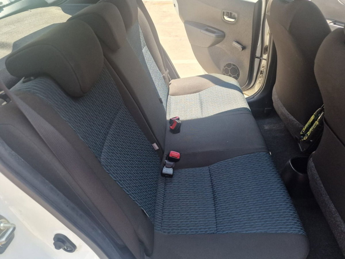 Toyota Yaris 1.3 5 porte Active (10)