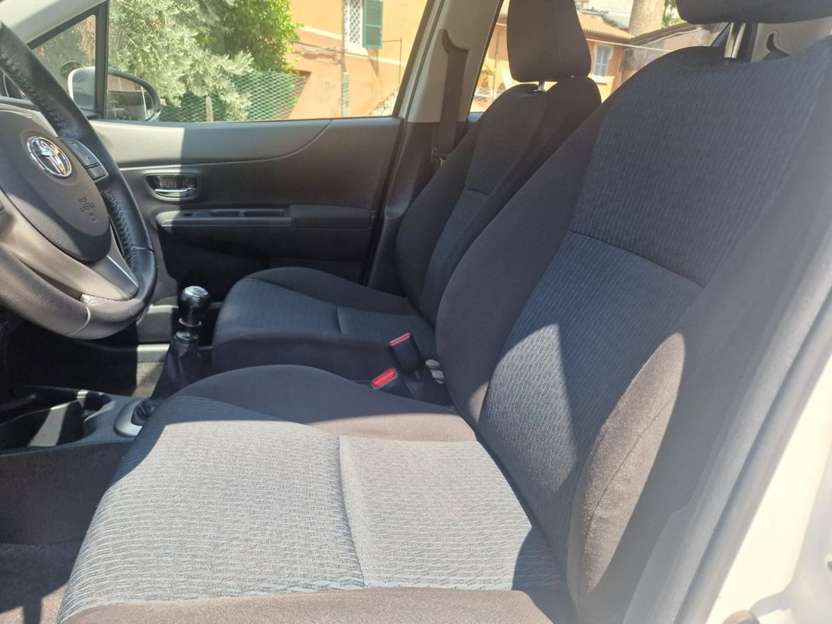 Toyota Yaris 1.3 5 porte Active (8)