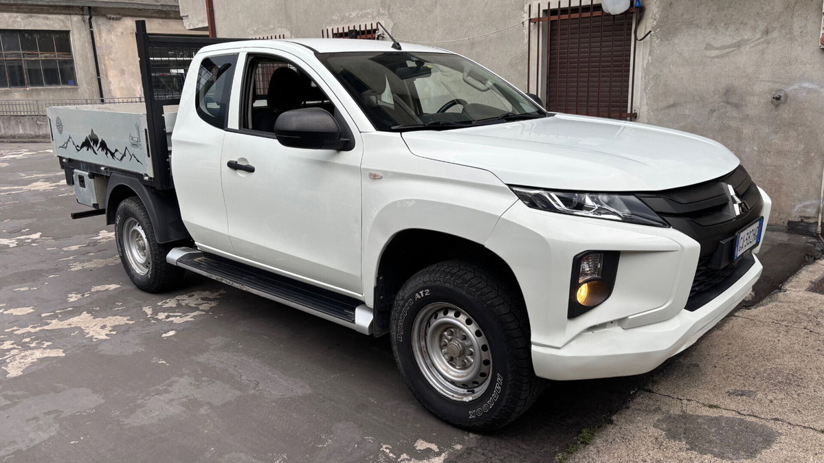 Mitsubishi L200 2.3 D Club Cab 4x4 Easy Select Inform (3)