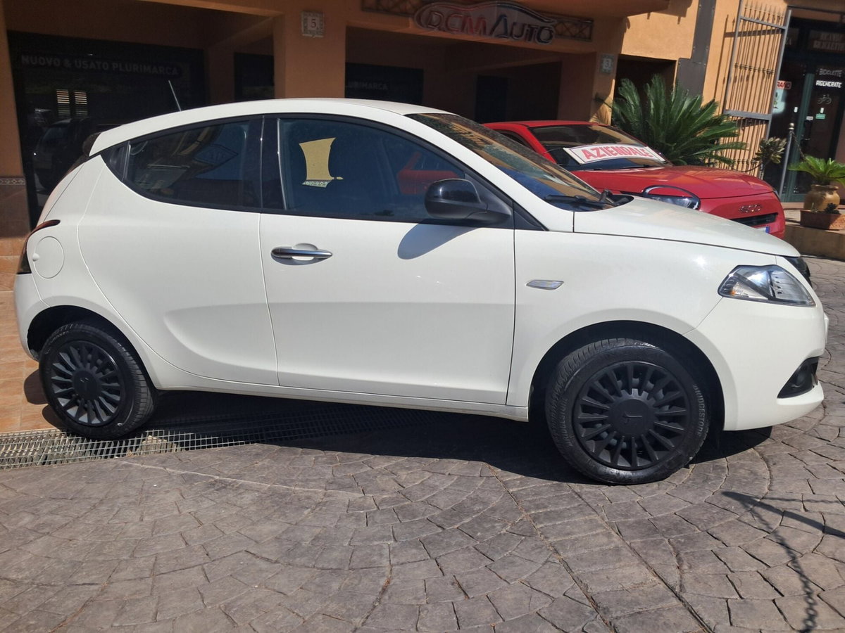 Lancia Ypsilon 1.0 FireFly 5 porte S&S Hybrid Silver Plus (3)