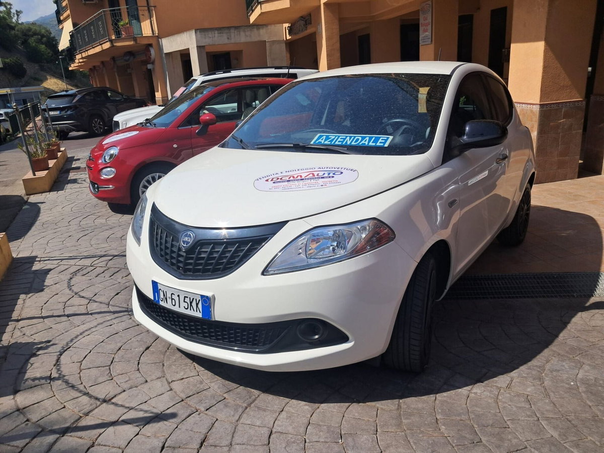 Lancia Ypsilon 1.0 FireFly 5 porte S&S Hybrid Silver Plus (9)