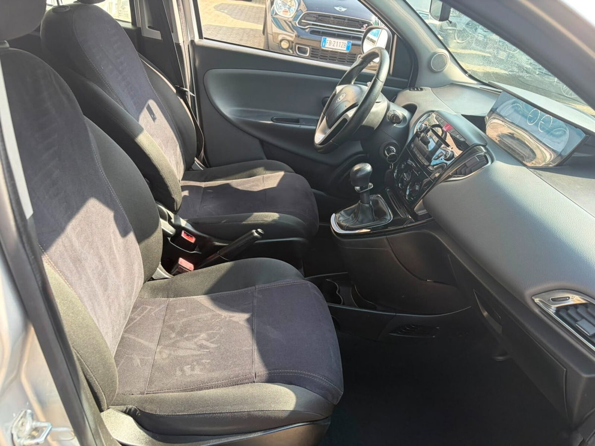 Lancia Ypsilon 1.2 69 CV 5 porte Gold (10)