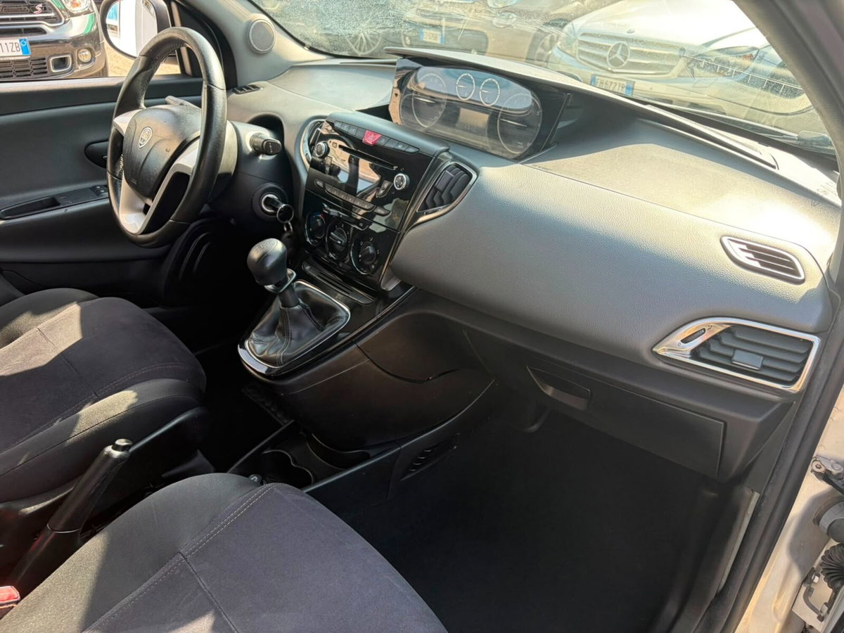 Lancia Ypsilon 1.2 69 CV 5 porte Gold (11)