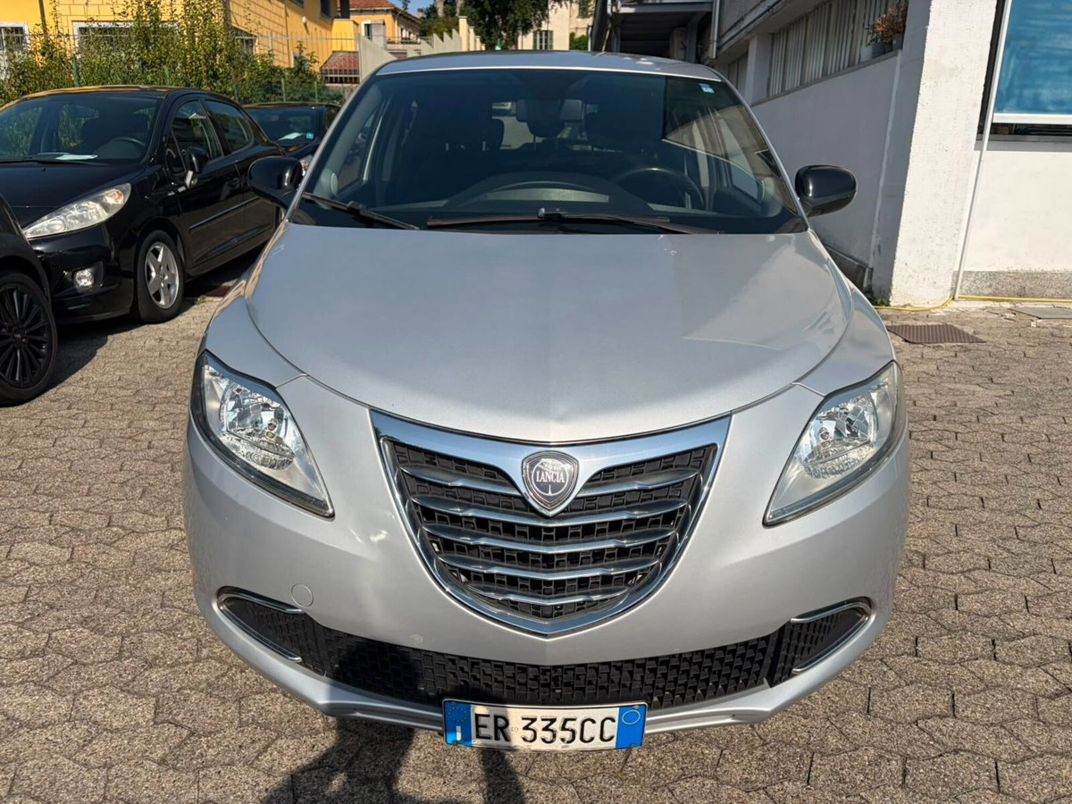 Lancia Ypsilon 1.2 69 CV 5 porte Gold (2)