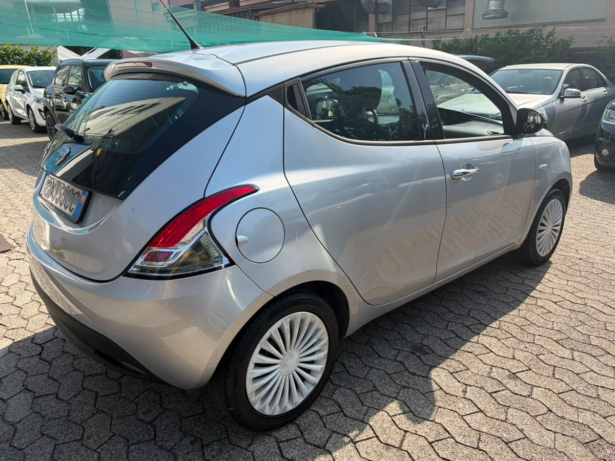 Lancia Ypsilon 1.2 69 CV 5 porte Gold (4)