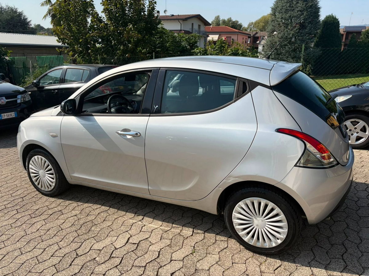 Lancia Ypsilon 1.2 69 CV 5 porte Gold (6)