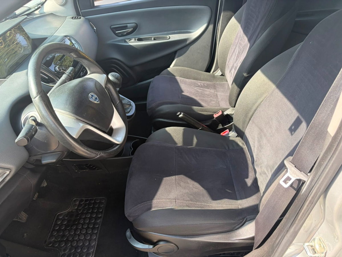 Lancia Ypsilon 1.2 69 CV 5 porte Gold (7)