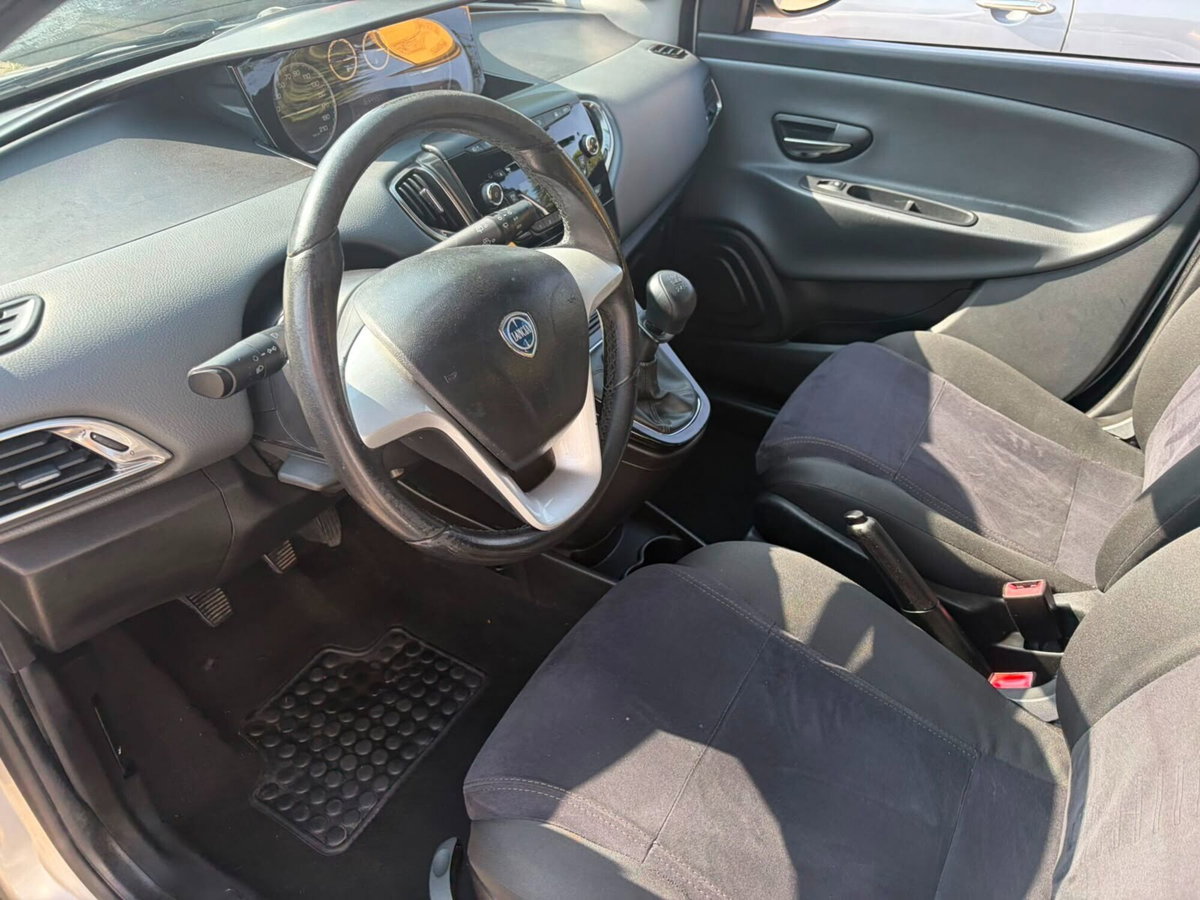 Lancia Ypsilon 1.2 69 CV 5 porte Gold (8)