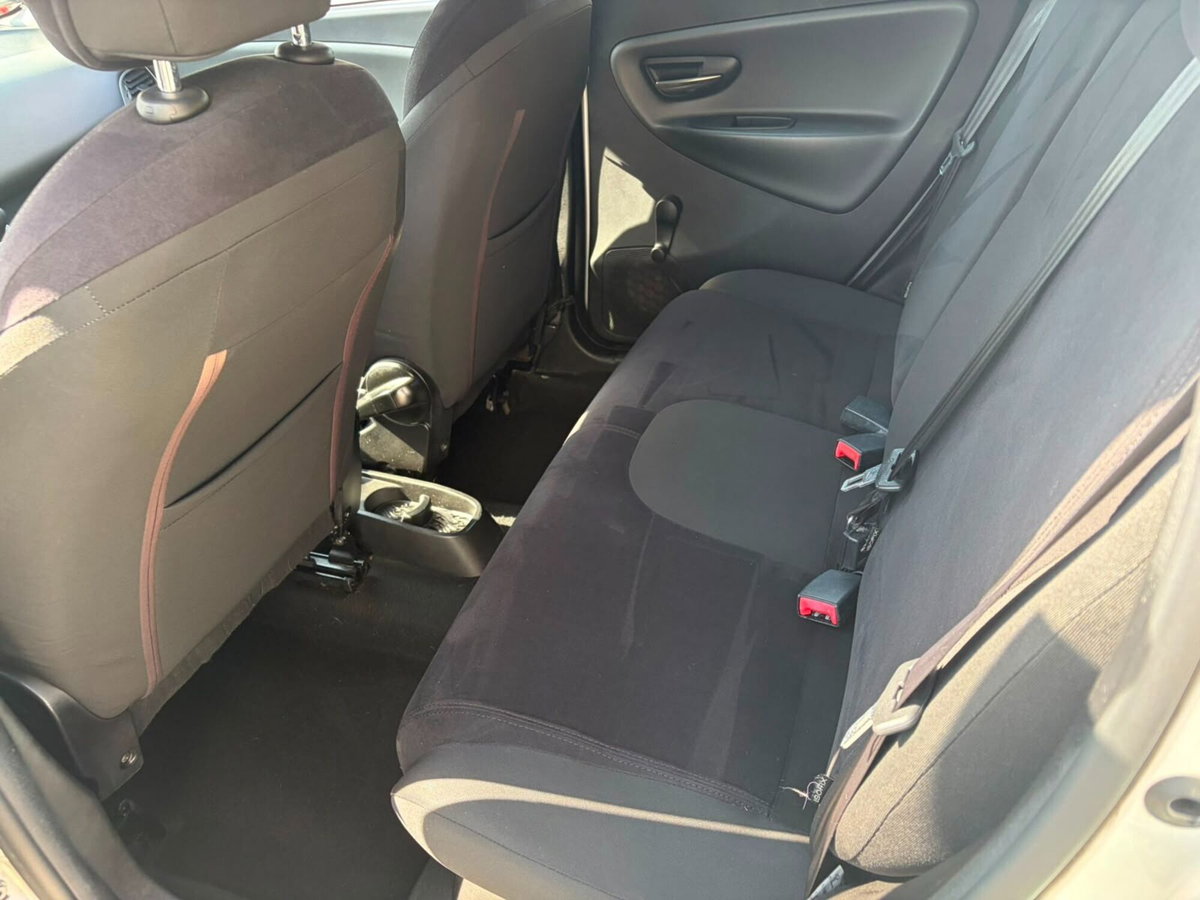 Lancia Ypsilon 1.2 69 CV 5 porte Gold (9)