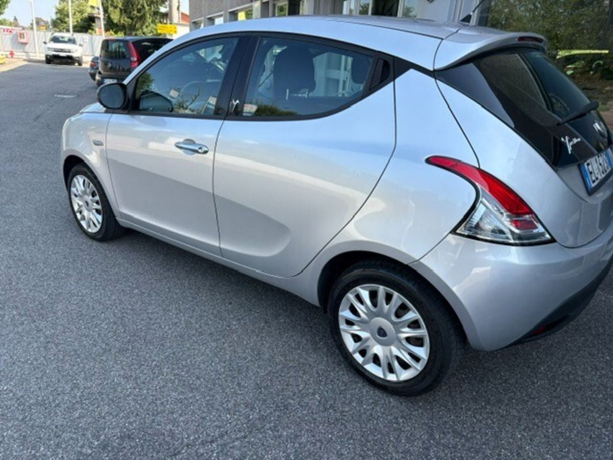Lancia Ypsilon 1.2 69 CV 5 porte Gold (11)