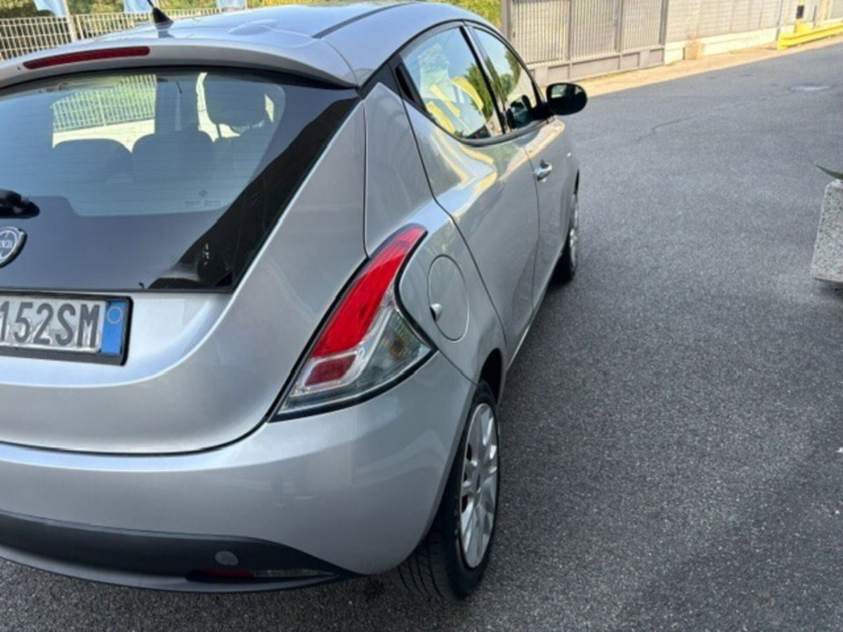 Lancia Ypsilon 1.2 69 CV 5 porte Gold (14)